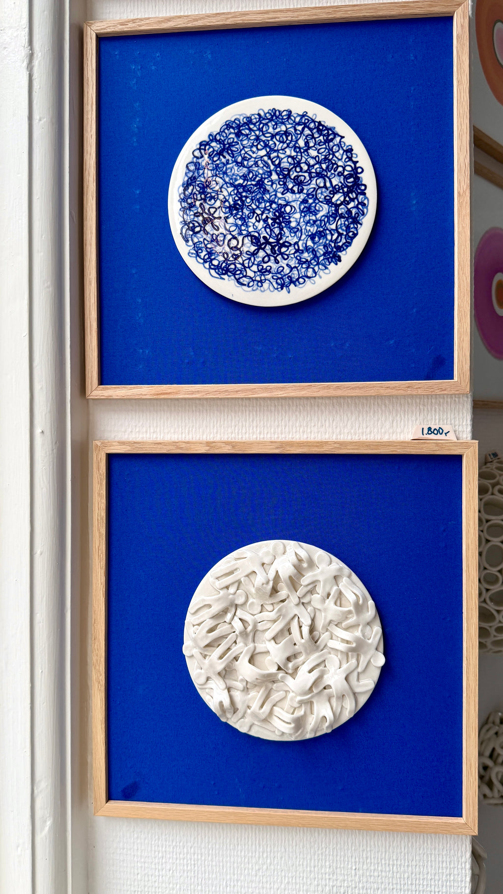 Platte 4 - Porcelænsrelief platte på stof indrammet i EG