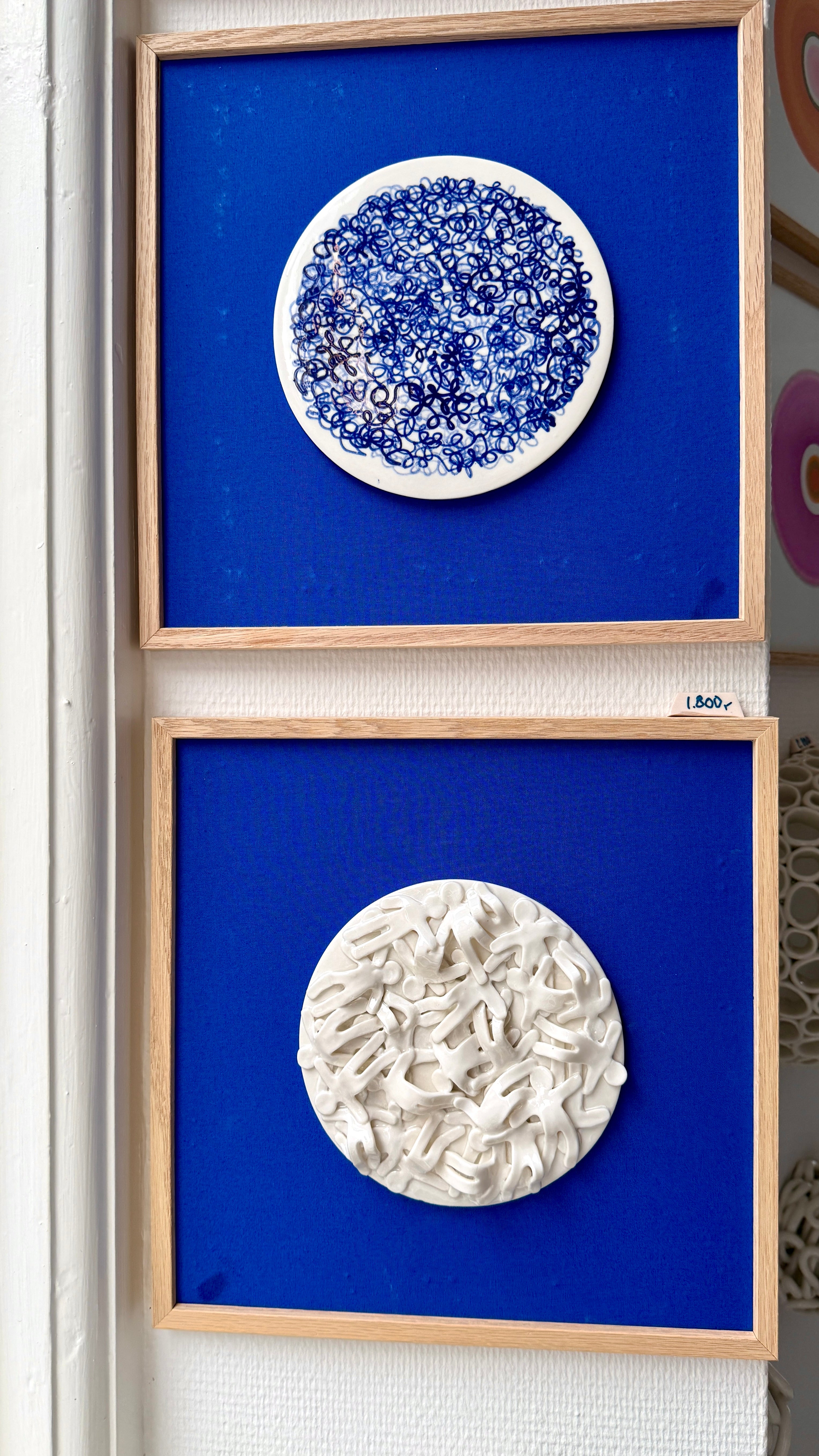 Platte 4 - Porcelænsrelief platte på stof indrammet i EG