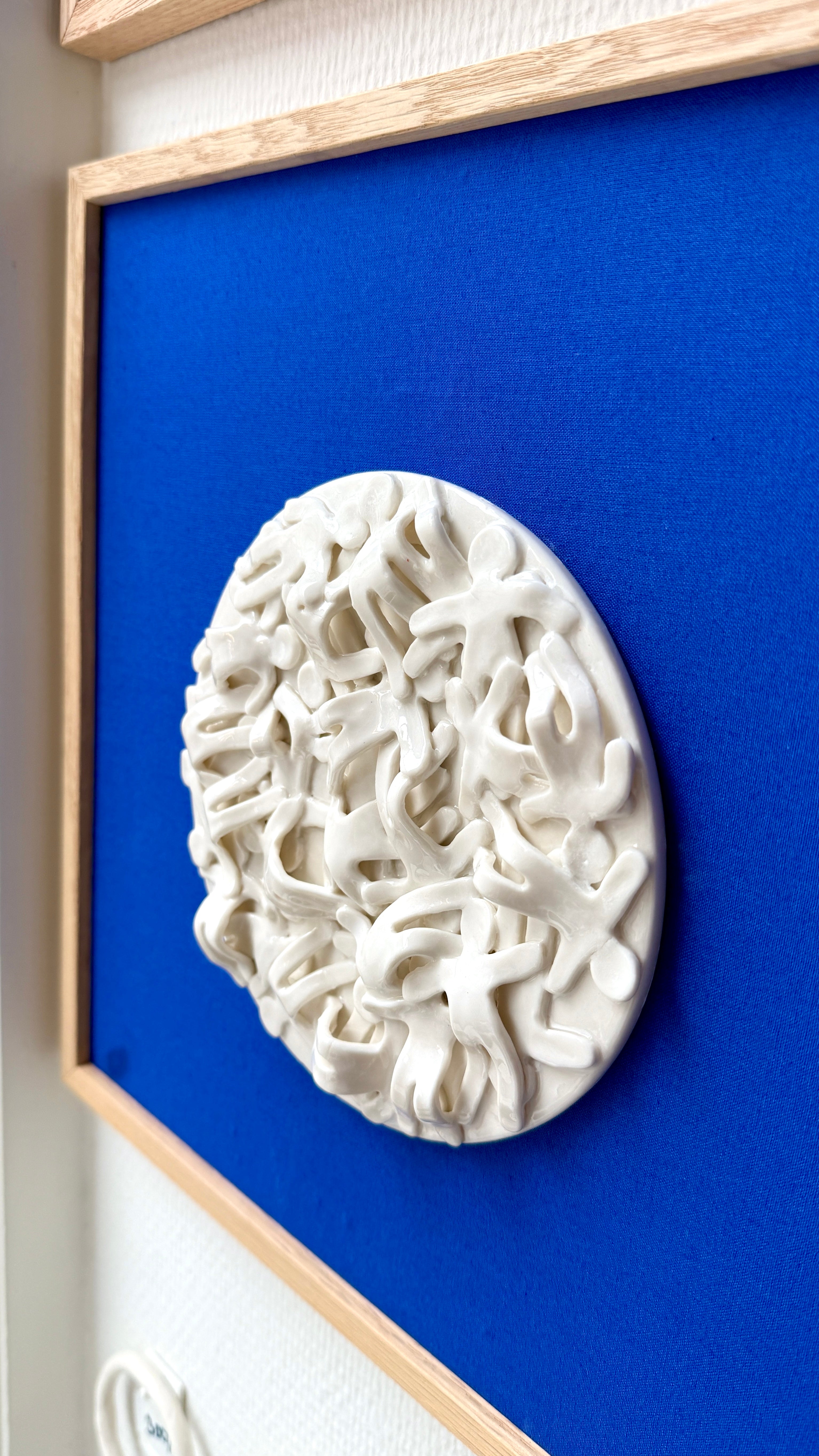 Platte 4 - Porcelænsrelief platte på stof indrammet i EG