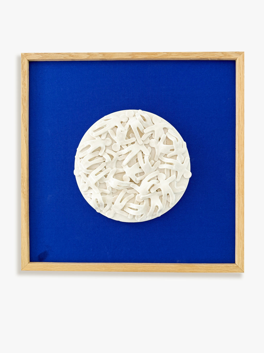 Platte 4 - Porcelænsrelief platte på stof indrammet i EG